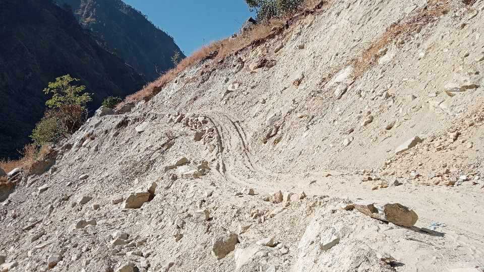 कर्णाली कोरिडोरमा ज्यान जोखिममा राखेर सवारी चलाउनु पर्ने बाध्यता 